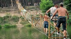 На Журавлевке оборвался канатный мост (видео)