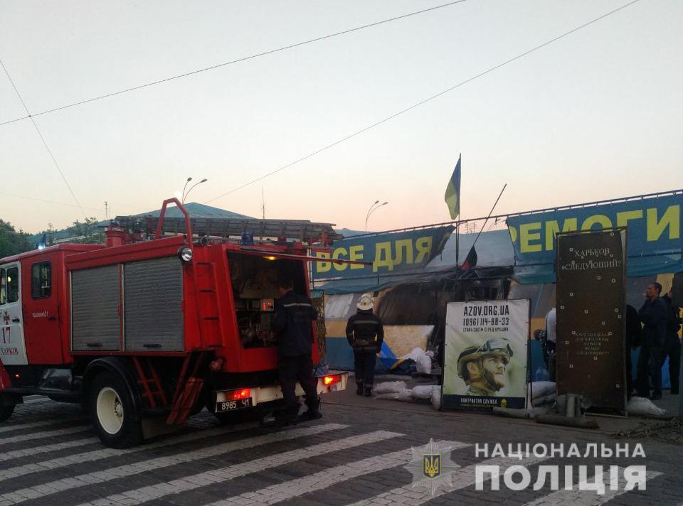 Появилось видео момента поджога волонтерской палатки на площади Свободы
