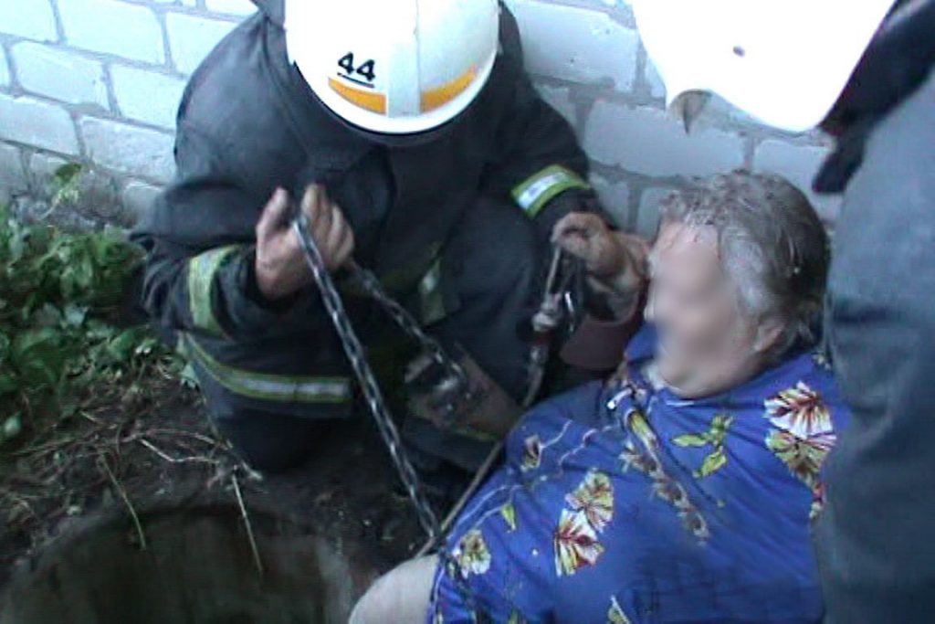 На Харьковщине стокилограммовая женщина упала в трехметровый колодец и не пострадала
