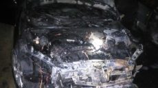 В Харькове ночью во дворе многоэтажки сгорели автомобили (фото)