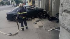 Стены Городского Дома выдержали удар автомобиля, въехавшего в здание на полном ходу (фото)