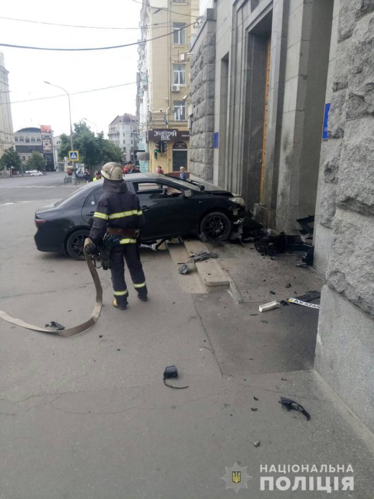 Стены Городского Дома выдержали удар автомобиля, въехавшего в здание на полном ходу (фото)