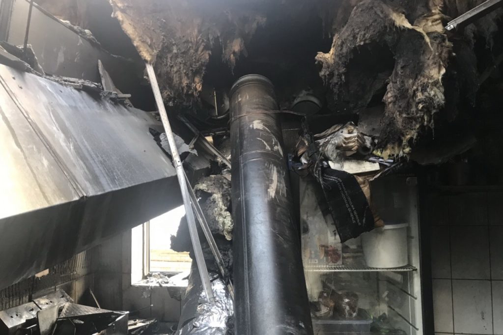Пожар в Харькове: в пивном пабе сгорела кухня (фото)