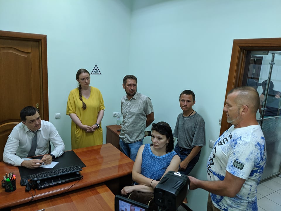 Обыски по делу о сносе бюста Жукова: активисты пришли в прокуратуру жаловаться на полицейских
