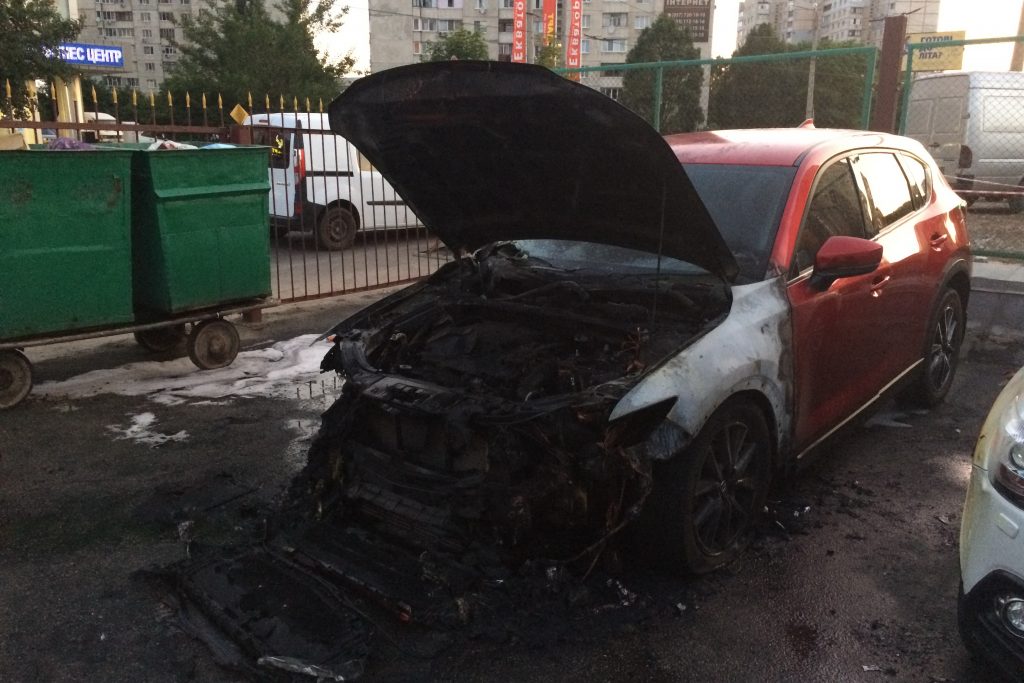 В Харькове на парковке сгорел дорогой автомобиль (фото)