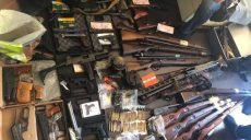Харьковчанин в своей квартире собрал внушительный арсенал оружия (фото)