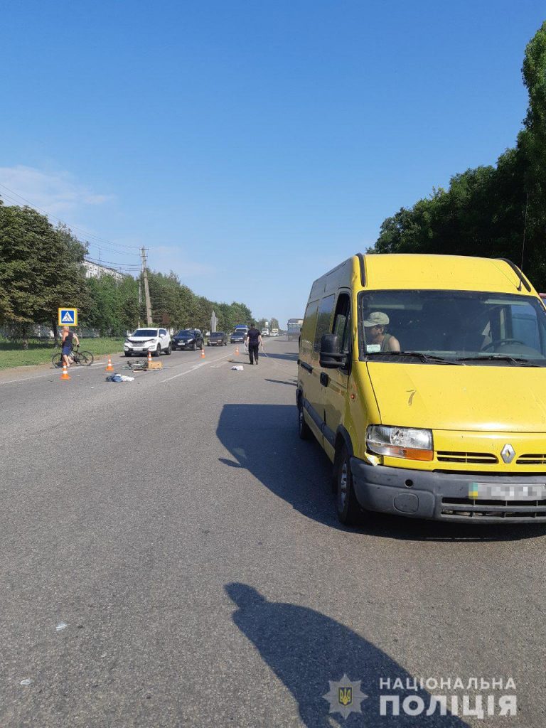 Под Харьковом пожилой велосипедист по неосторожности попал под колеса микроавтобуса (фото)