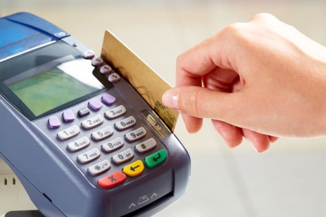 В Харькове за админуслуги теперь можно расплатиться банковской картой