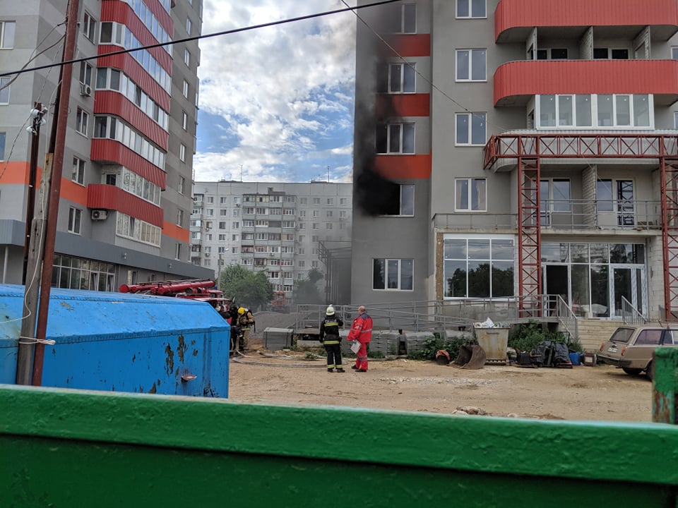 На Алексеевке тушат пожар в новострое (фото, видео)