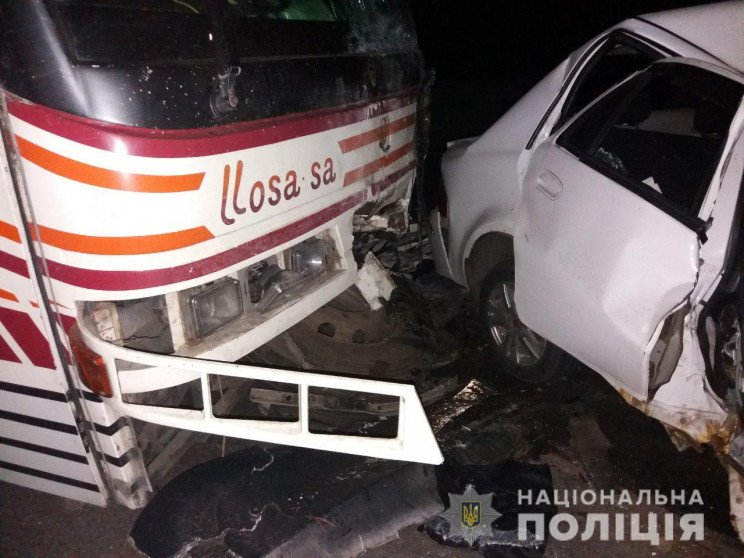 На Харьковщине рейсовый автобус столкнулся с легковушкой: есть погибший (фото)