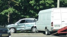 На Московском Hyundai «врезался» в Mercedes (фото)