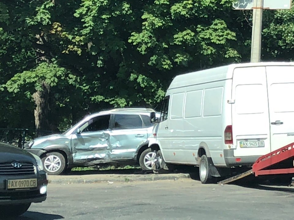 На Московском Hyundai «врезался» в Mercedes (фото)