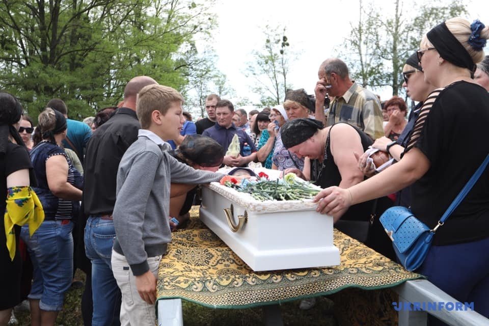 На Киевщине похоронили пятилетнего мальчика, который погиб от пули полицейского (фото)