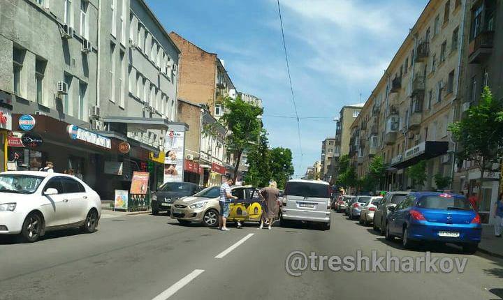 На Пушкинской столкнулись Hyundai и Mercedes (фото)