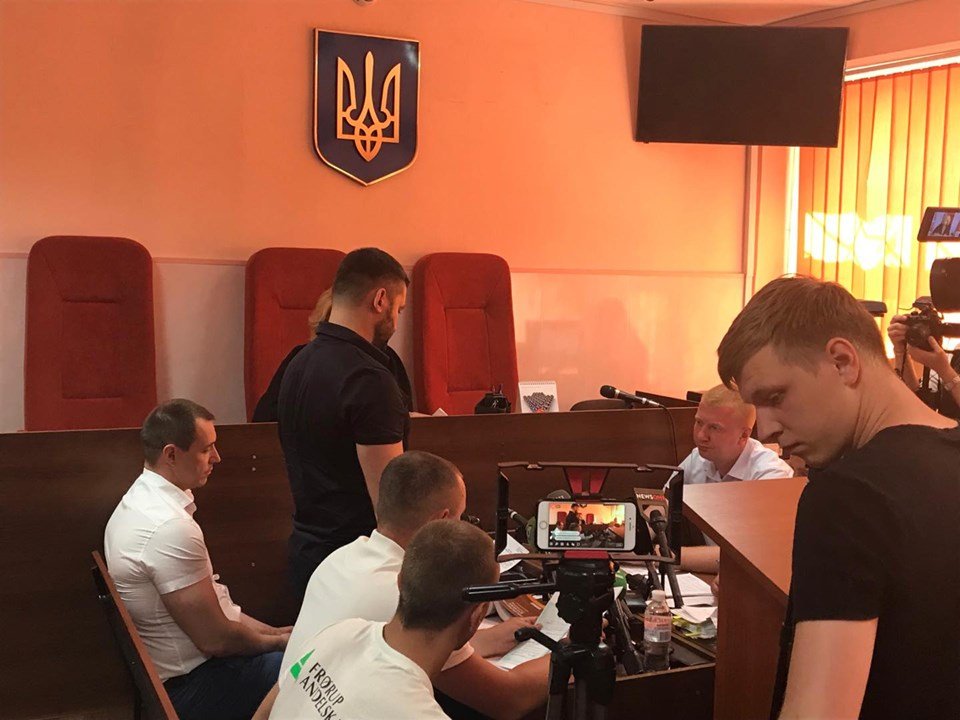  Двох нових підозрюваних у побитті харківського відеооператора взяли під домашній арешт (відео)