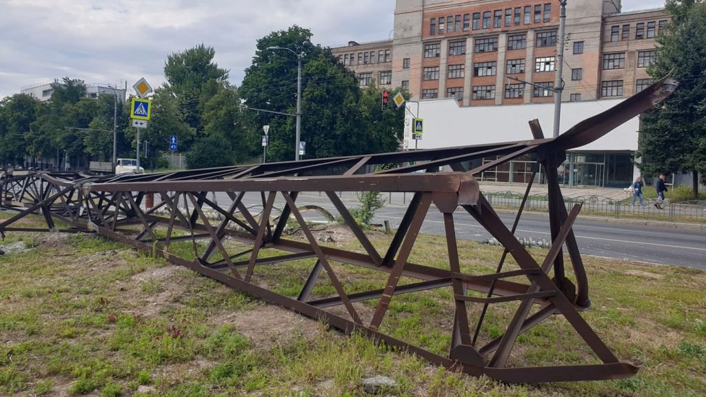 Энергетики ликвидируют последствия падения электроопоры на Московском проспекте (фоторепортаж)