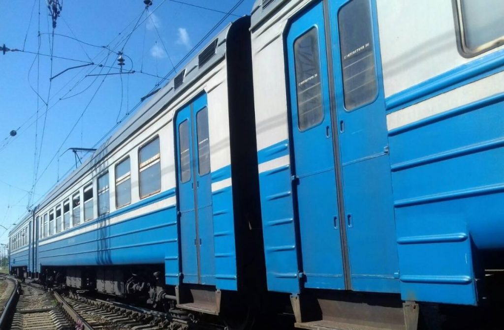 Был в наушниках и остался без ноги: в Харькове поезд сбил мужчину