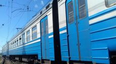 Был в наушниках и остался без ноги: в Харькове поезд сбил мужчину