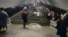 В Харькове залило водой платформу станции метро (фото, видео)