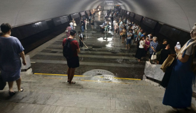 В Харькове залило водой платформу станции метро (фото, видео)