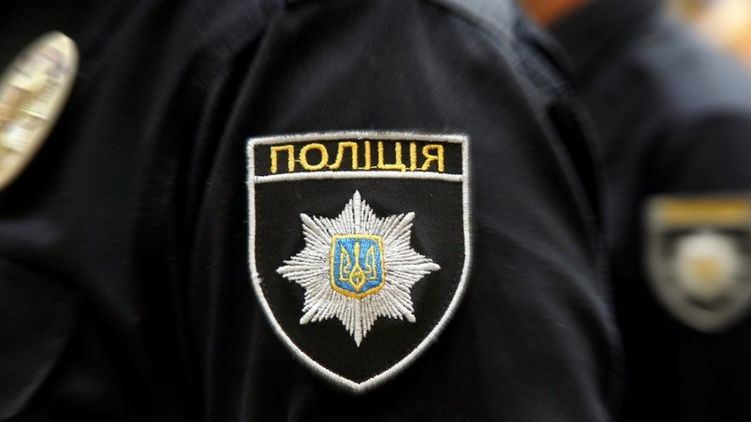 В Харькове на женщину с двумя детьми упал железный забор