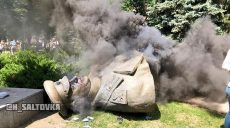 В Харькове снесли памятник Жукову (фото, видео)