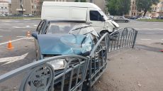 В Харькове столкнулись микроавтобус и ВАЗ: есть пострадавшие (фото)