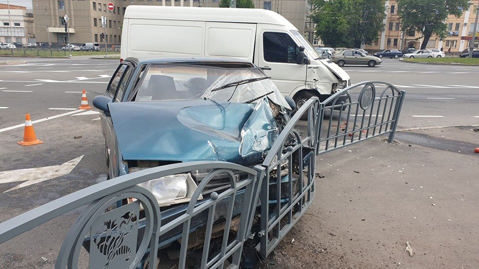 В Харькове столкнулись микроавтобус и ВАЗ: есть пострадавшие (фото)