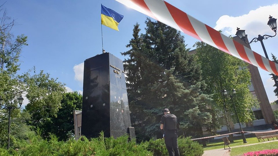Снос памятника Жукову: на месте работает полиция (фоторепортаж)
