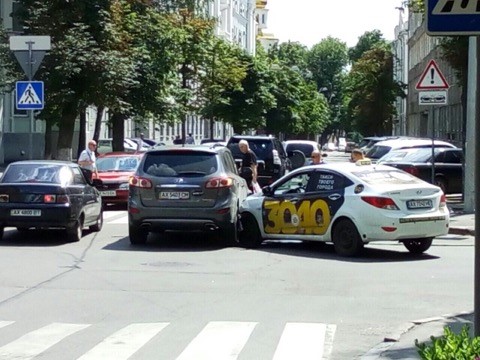 В центре Харькове такси столкнулось с джипом (фото)