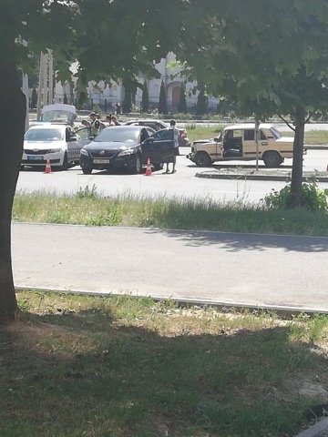 На Клочковской  «Toyota» снесла бампер «Жигули» (фото)