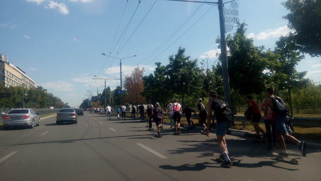В Харькове состоялся массовый забег скейтеров (фото)
