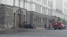 Двери центрального входа Харьковского горсовета «протаранил» автомобиль