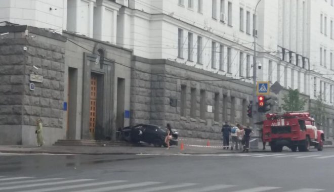 Двери центрального входа Харьковского горсовета «протаранил» автомобиль