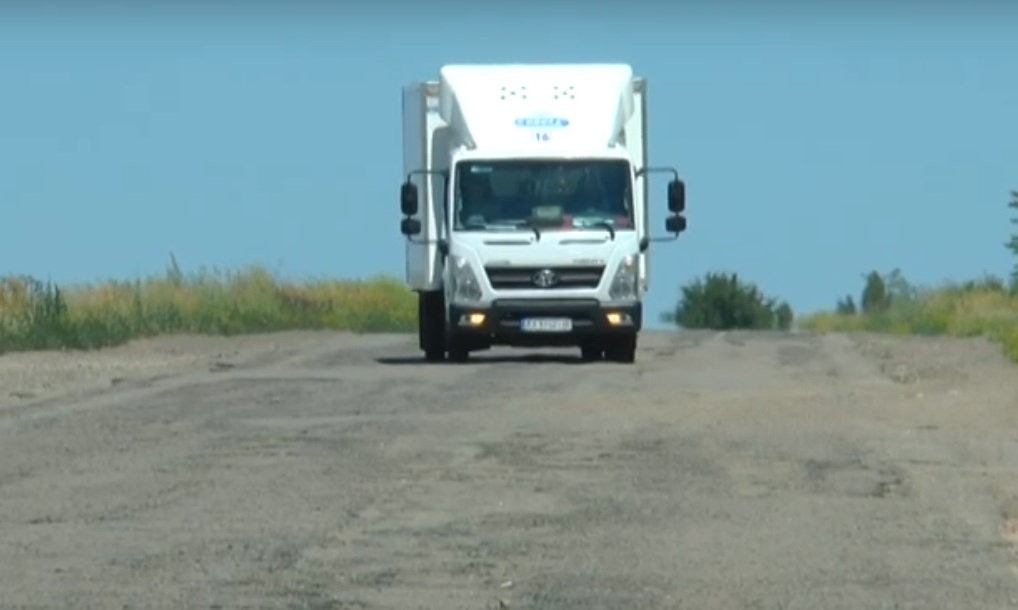 Мешканці селища Рогань бідкаються на погані дороги (відео)