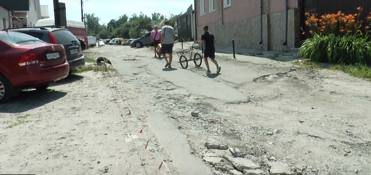 Харків’яни скаржаться на погану дорогу у провулку Весняному (відео)