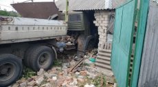 На Харьковщине «Камаз» въехал в жилой дом (фото)