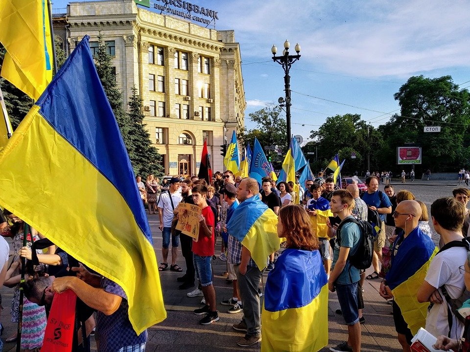 Харьковчане митингуют возле обладминистрации