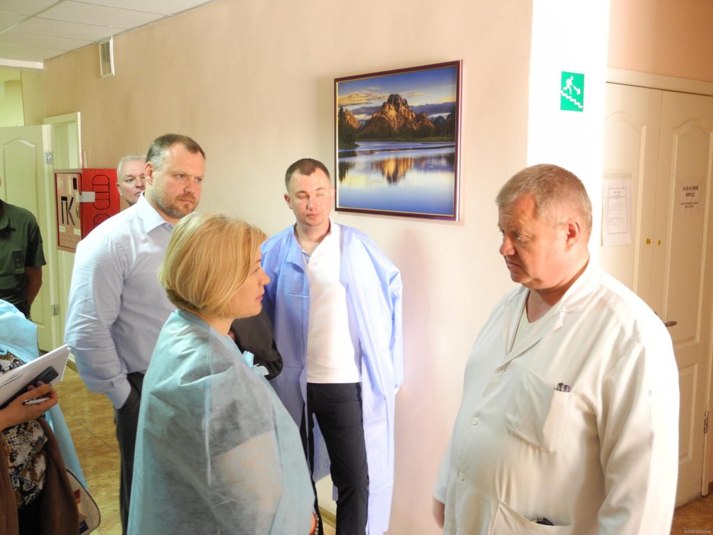 Михаил Черняк и Ирина Геращенко посетили военный госпиталь (фото)