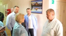 Михаил Черняк и Ирина Геращенко посетили военный госпиталь (фото)