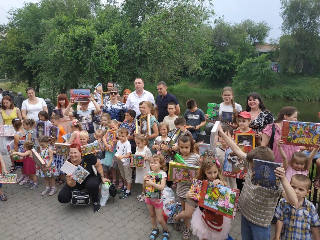 В Харькове для детей из многодетных и малообеспеченных семей устроили праздник (фоторепортаж)