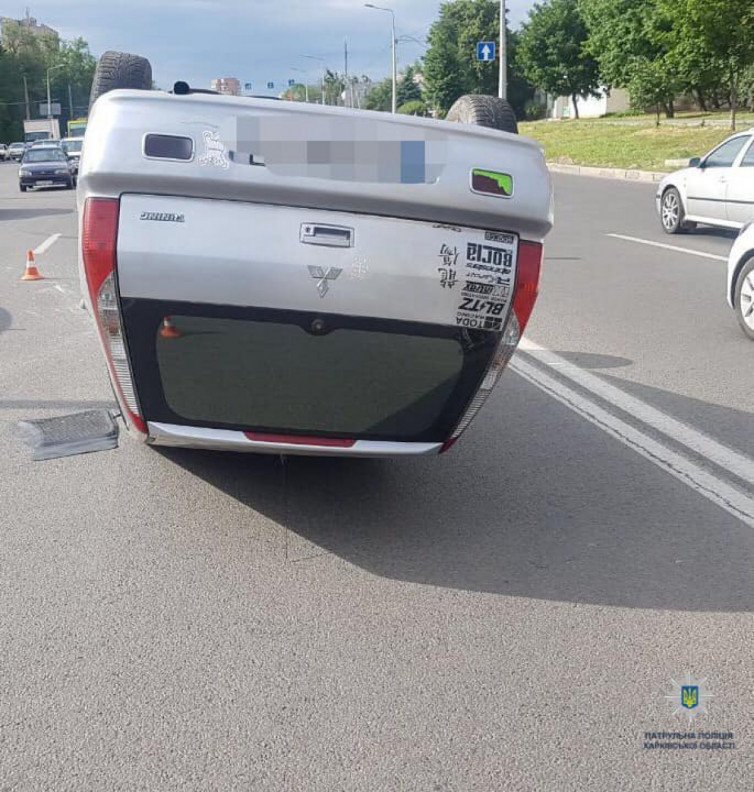 В центре Харькова перевернулась иномарка (фото)