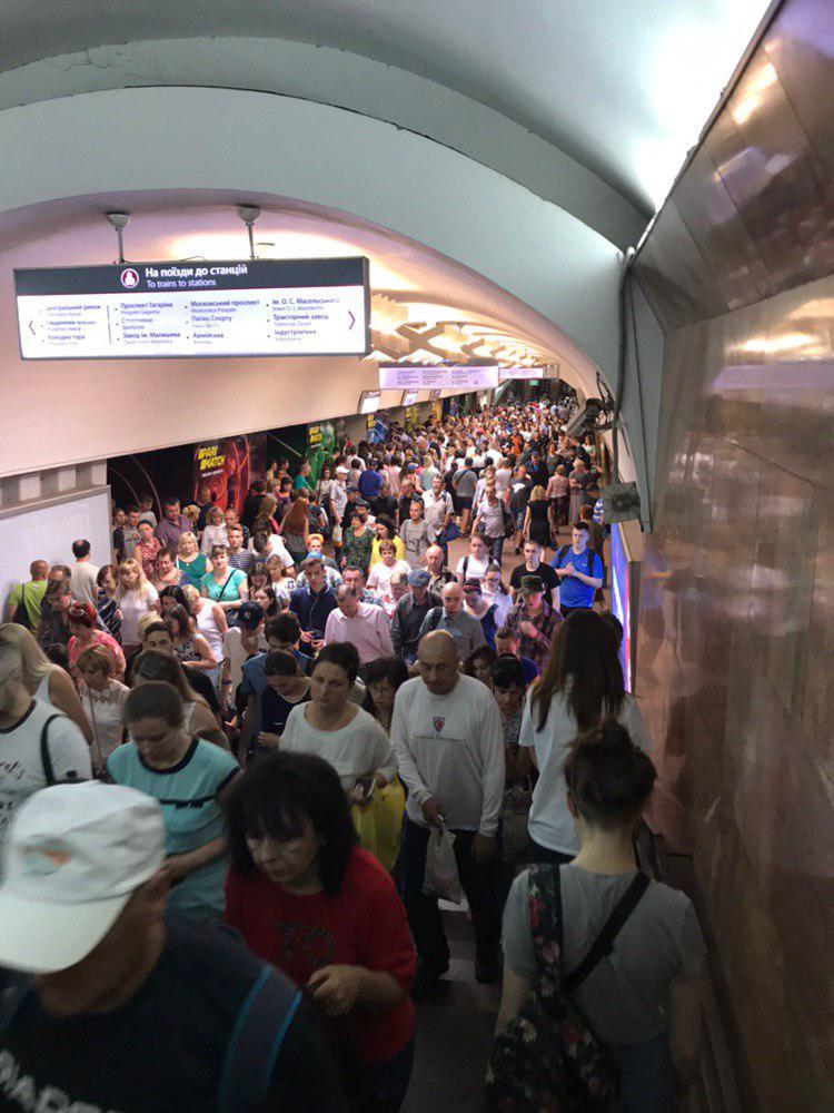 Харьковчане жалуются на давку в метро