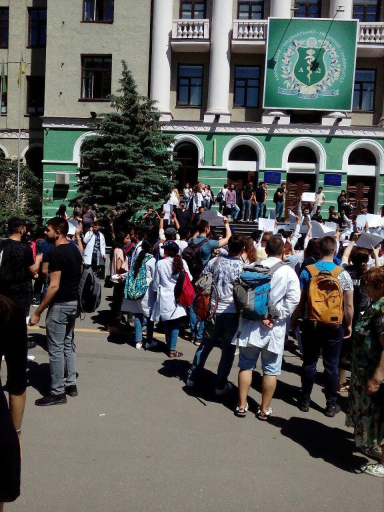 У Харкові протестували іноземні студенти-медики (відео)