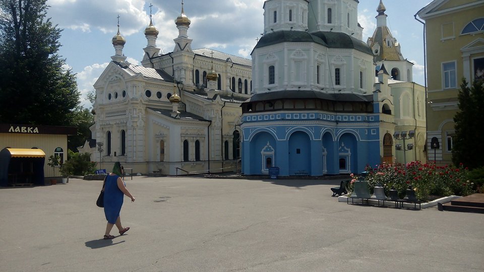 У Харкові пофарбували Покровський собор у синій колір (відео)