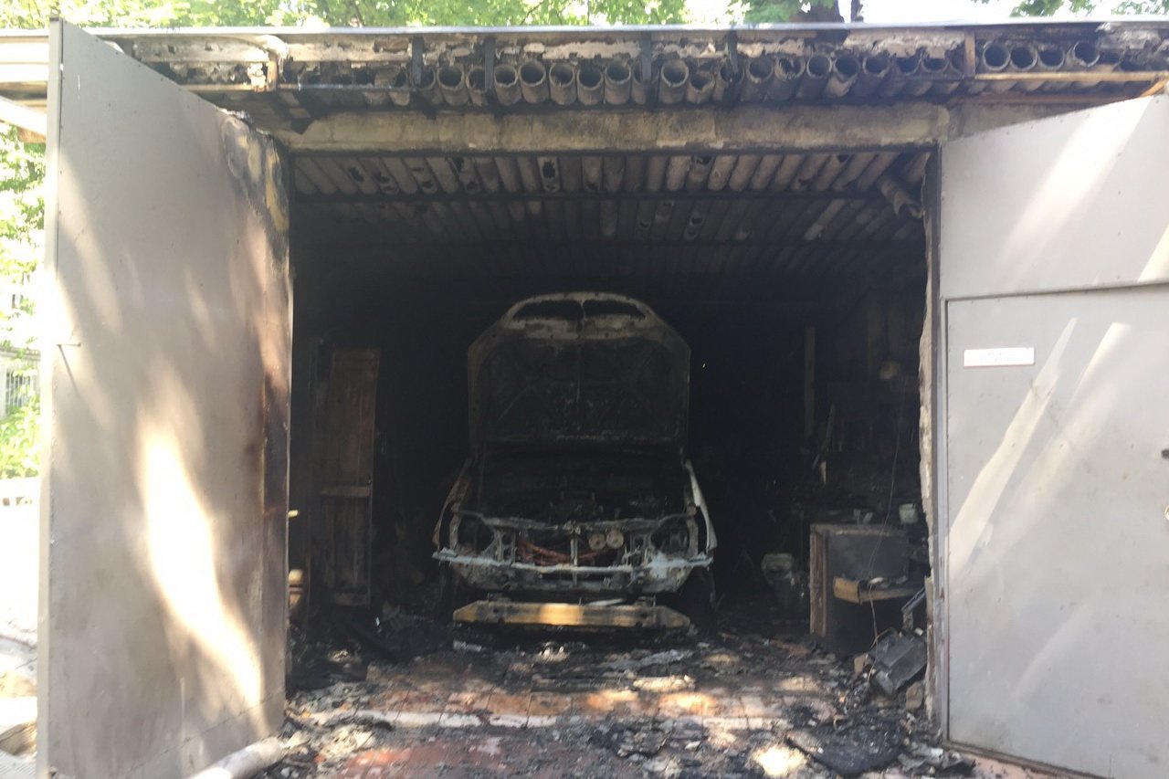 Спасатели ликвидировали пожар в гараже