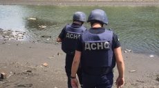 Пиротехники разминировали взрывчатку на берегу реки