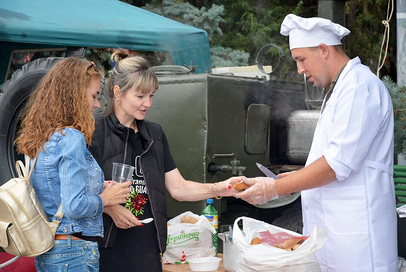 В Украине прошел фестиваль полевой кухни в память о погибшем на Донбассе бойце-поваре (видео, фото)