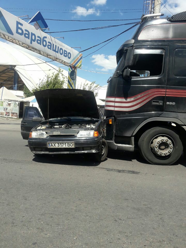 В районе рынка «Барабашово» Volvo въехало в ВАЗ (фото)