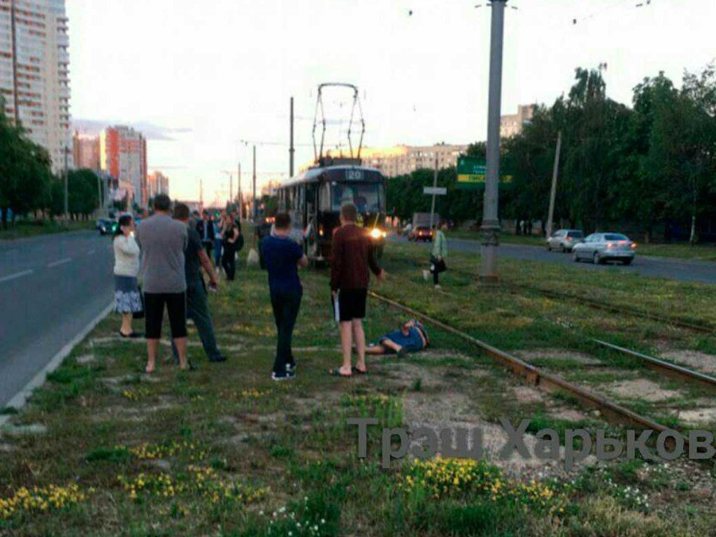 В Харькове парень попал под трамвай и потерял руку